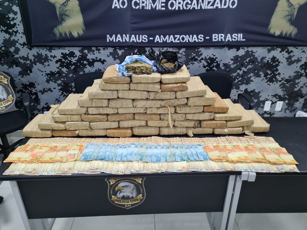 Mercedes-Benz, 40kg de skunk e R$ 15 mil são apreendidos com dupla Mercedes-Benz, 40kg de skunk e R$ 15 mil são apreendidos com dupla