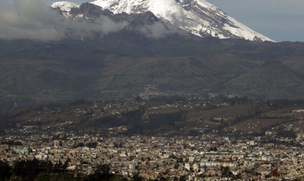 Cinzas de vulc&atilde;o escurecem c&eacute;u e cobrem cidades do Equador