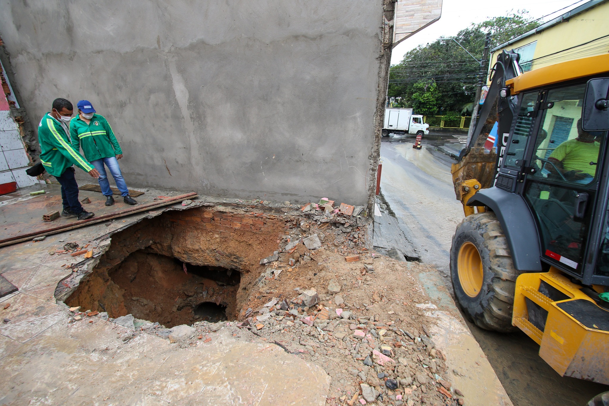 Prefeitura inicia troca de tubula&ccedil;&atilde;o de drenagem rompida no Coroado