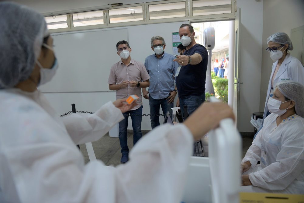 David Almeida anuncia vacina&ccedil;&atilde;o para mais de 2,2 mil servidores da Semed