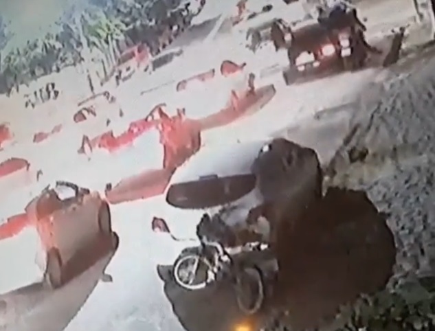 V&iacute;deo: Carro em alta velocidade atropela casal em moto no Adrian&oacute;polis