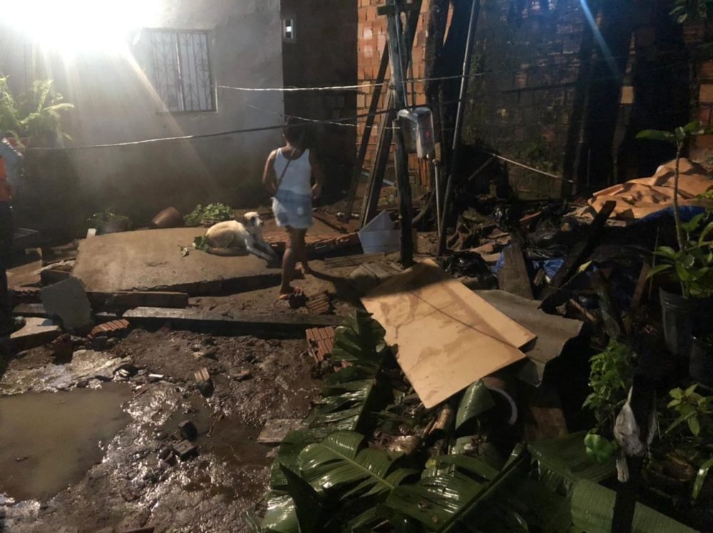Alagamentos, deslizamento de barranco e desabamentos de muro durante chuva na capital. Veja vídeos Alagamentos, deslizamento de barranco e desabamentos de muro durante chuva na capital. Veja vídeos