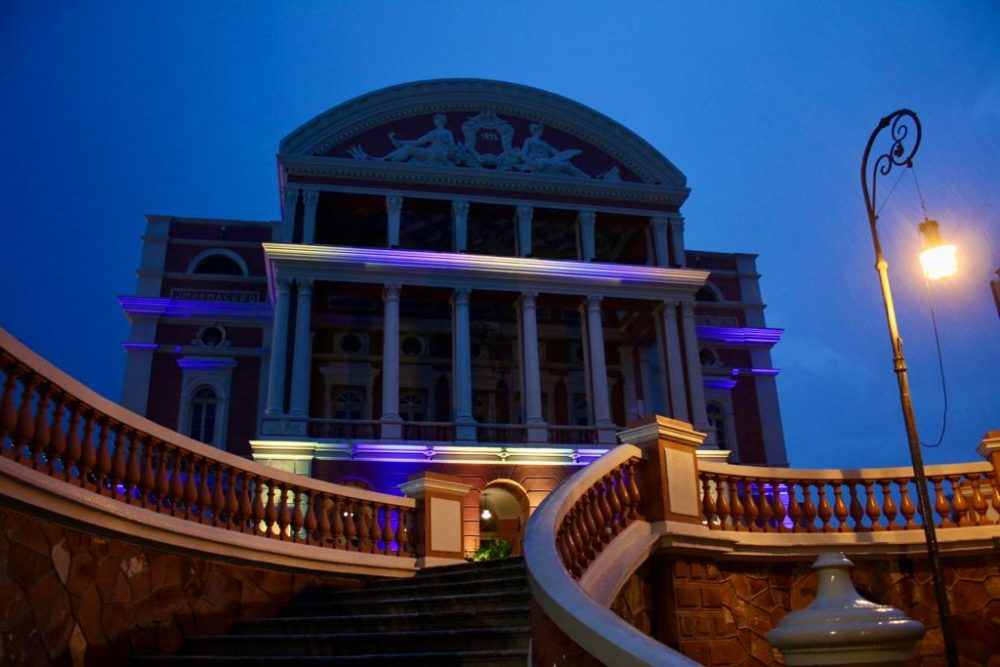 Teatro Amazonas é iluminado em homenagem ao Dia Internacional da Síndrome de Down Teatro Amazonas é iluminado em homenagem ao Dia Internacional da Síndrome de Down