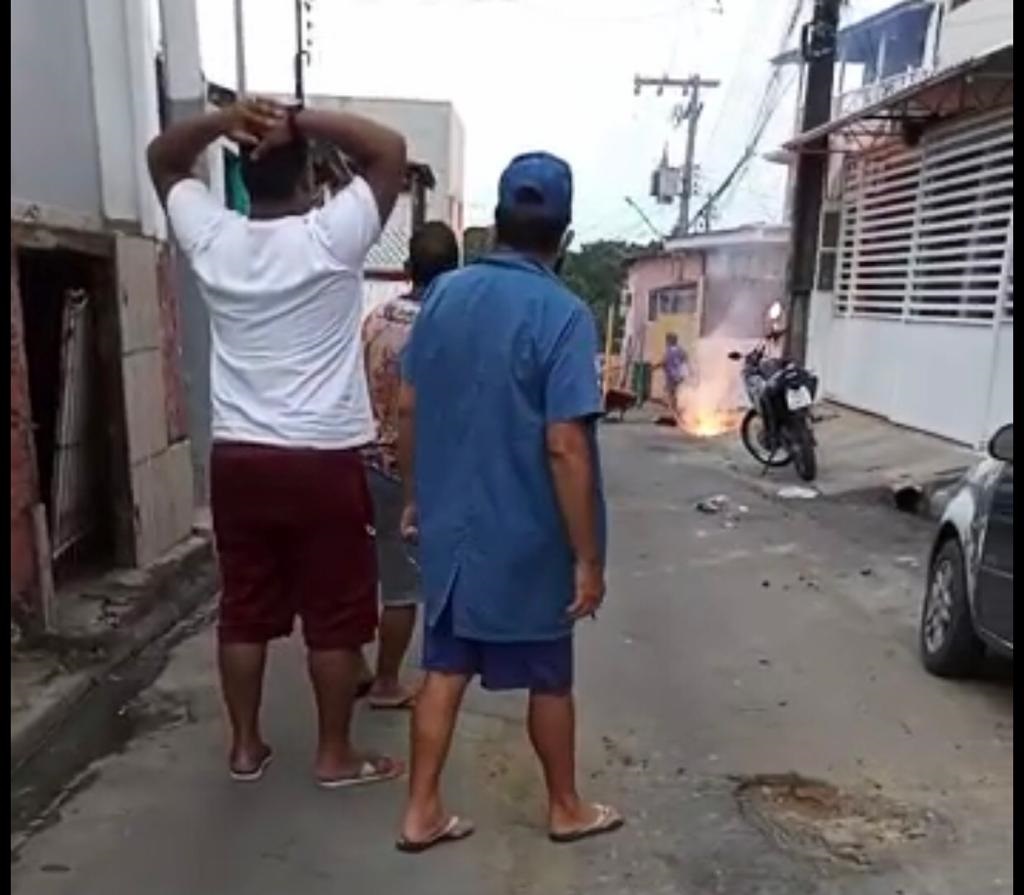 Vídeos mostram desespero de moradores após fio elétrico cair e atingir homem e crianças em Petrópolis Vídeos mostram desespero de moradores após fio elétrico cair e atingir homem e crianças em Petrópolis