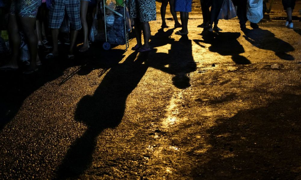 Fam&iacute;lia em situa&ccedil;&atilde;o de inseguran&ccedil;a alimentar recebe cesta de alimentos