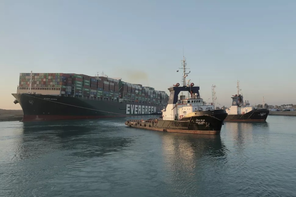 Canal de Suez: navio desencalha e volta a navegar após 6 dias Canal de Suez: navio desencalha e volta a navegar após 6 dias