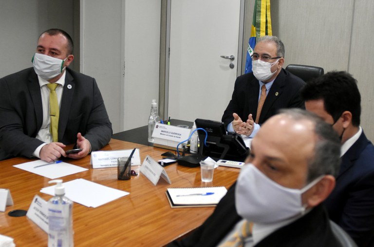 Ministro discute cronograma de entregas de vacinas com presidente da Pfizer Brasil Ministro discute cronograma de entregas de vacinas com presidente da Pfizer Brasil