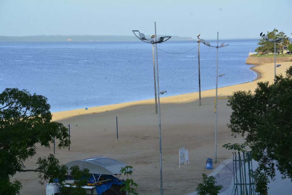 Com chuvas amazônicas, prefeitura reforça interdição na praia da Ponta Negra Com chuvas amazônicas, prefeitura reforça interdição na praia da Ponta Negra