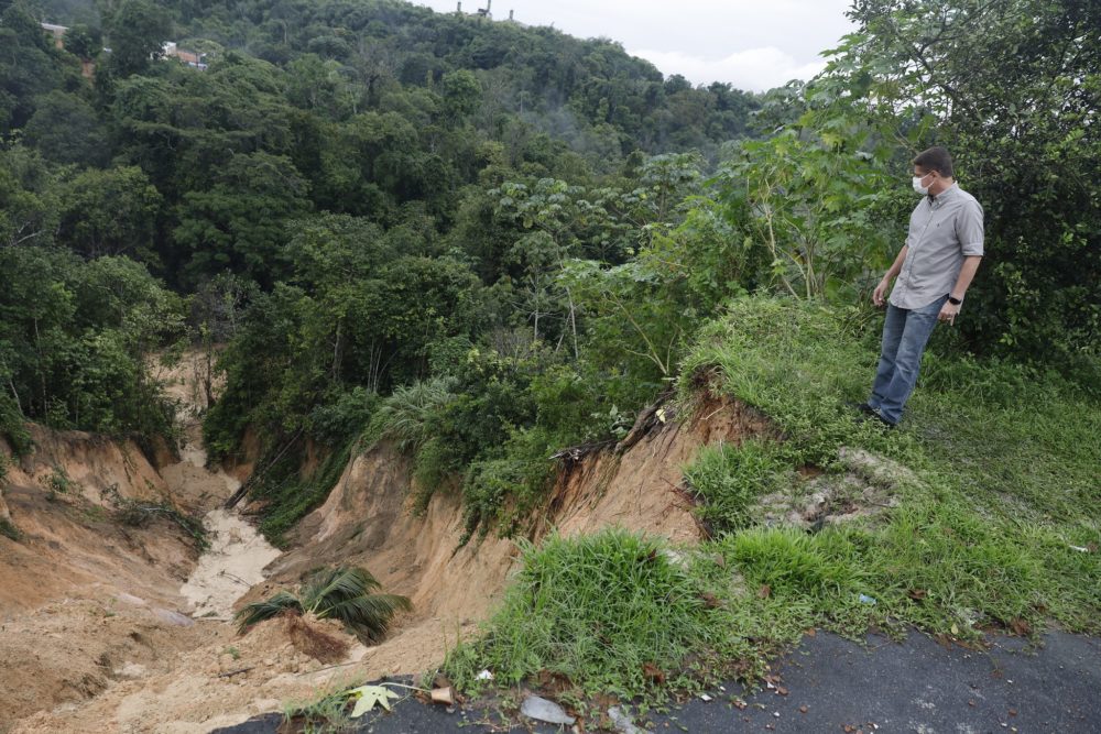 Prefeitura atua em recuperação de erosões na zona Leste de Manaus Prefeitura atua em recuperação de erosões na zona Leste de Manaus