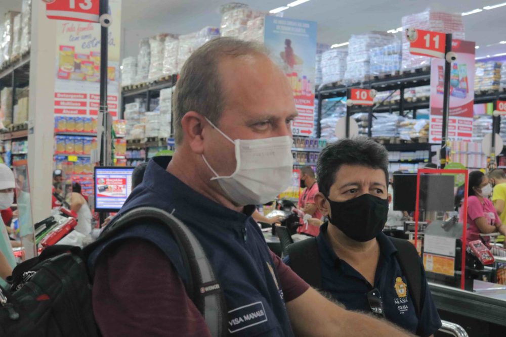 Supermercados são autuados por aglomeração após denúncia Supermercados são autuados por aglomeração após denúncia