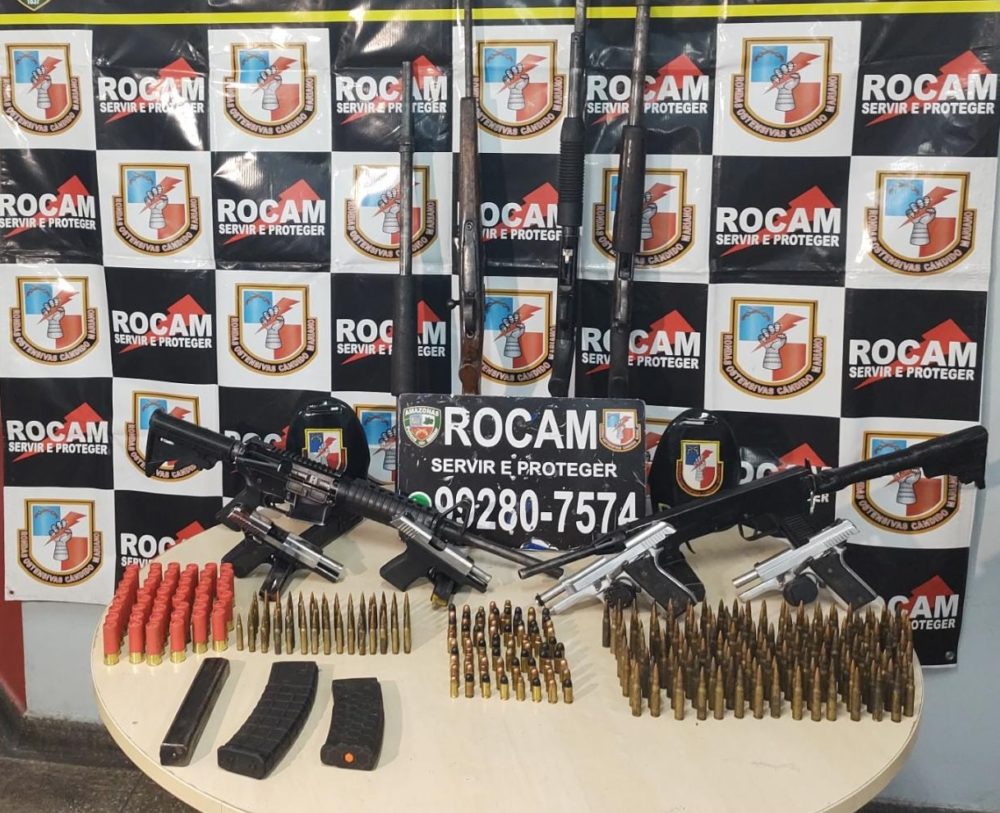 Foragido &eacute; preso com arsenal de 10 armas, incluindo fuzil e coletes bal&iacute;sticos