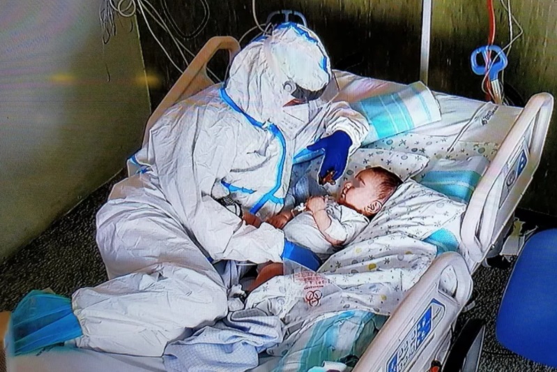 Foto de bebê com Covid sendo cuidado por enfermeira viraliza na Itália Foto de bebê com Covid sendo cuidado por enfermeira viraliza na Itália
