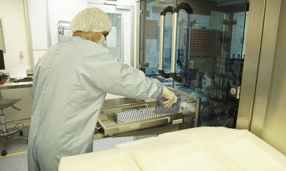 Fiocruz recebe insumo para 5,3 milhões de doses de vacina Fiocruz recebe insumo para 5,3 milhões de doses de vacina