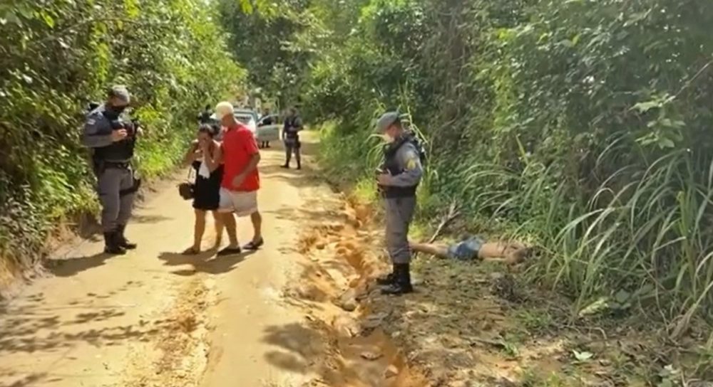 Homem é tirado de casa e aparece horas depois morto em ramal no Jorge Teixeira Homem é tirado de casa e aparece horas depois morto em ramal no Jorge Teixeira