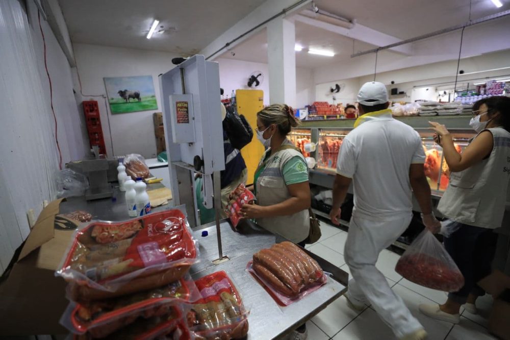 CIF apreende e inutiliza 120kg de carne em mercadinho na zona Sul