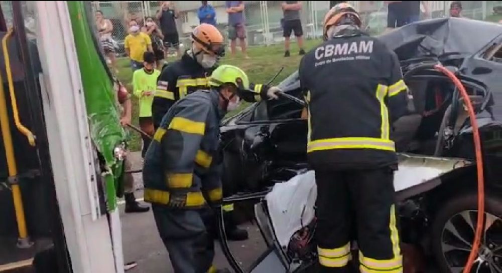Motorista fica ferida após colisão entre carro e ônibus no Dom Pedro Motorista fica ferida após colisão entre carro e ônibus no Dom Pedro