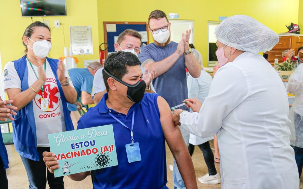 Bi Garcia toma vacina aos 54 anos e Parintins chega à vacinação nesta faixa etária, com e sem comorbidades Bi Garcia toma vacina aos 54 anos e Parintins chega à vacinação nesta faixa etária, com e sem comorbidades