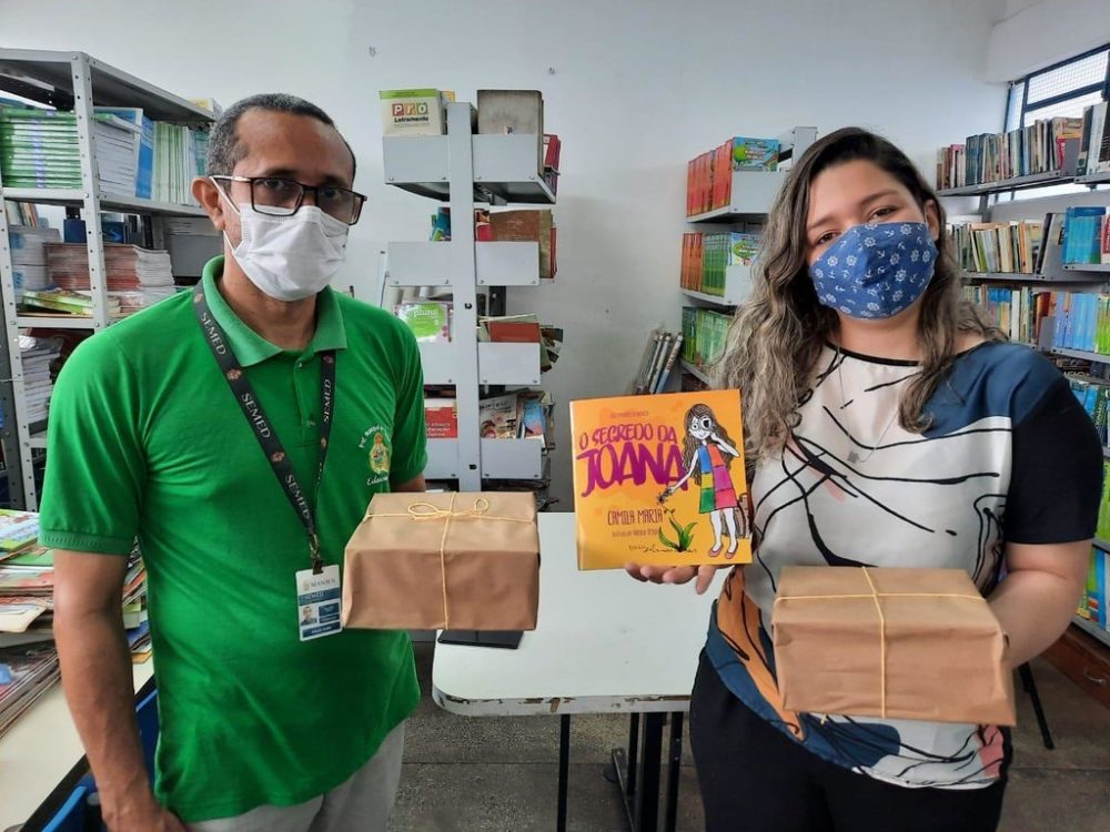 Alunos da rede municipal recebem livros doados por escritora amazonense Alunos da rede municipal recebem livros doados por escritora amazonense