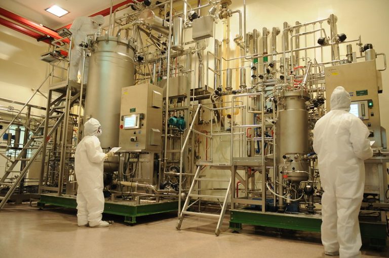Bio-Manguinhos produz 900 mil doses de vacina por dia