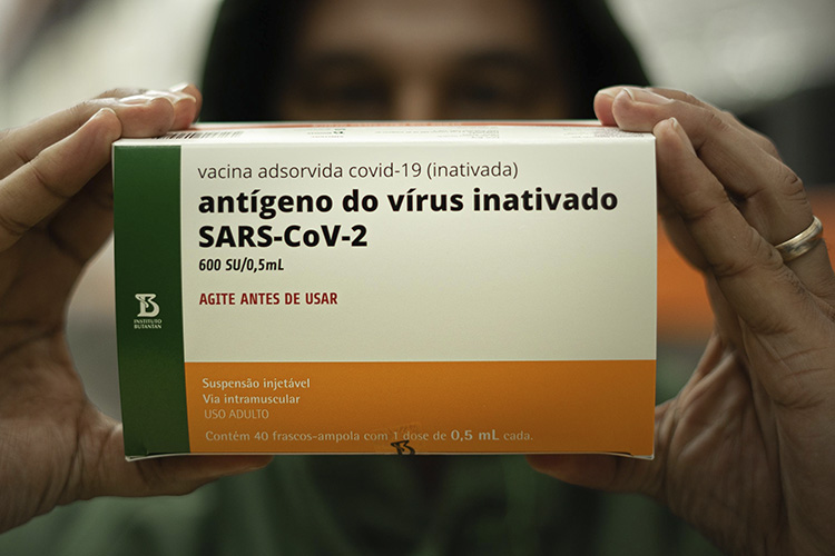 Vacina &eacute; eficaz contra muta&ccedil;&otilde;es comuns &agrave;s variantes P.1 e P.2, afirma Sinovac