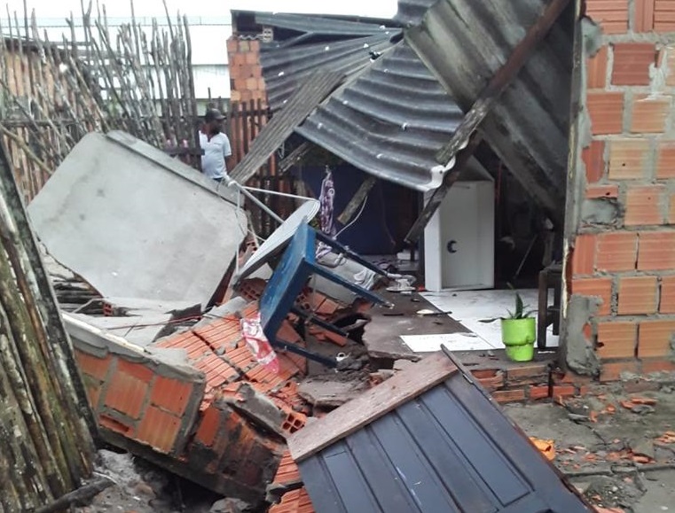 Casa Desaba Parcialmente Durante A Chuva Na Uni O Da Vit Ria Sem V Timas Portal Do Marcos