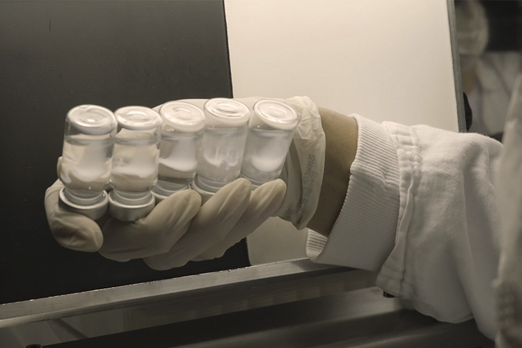 Volume da CoronaVac &eacute; suficiente para aplica&ccedil;&atilde;o de dez doses; Butantan mostra como evitar perdas