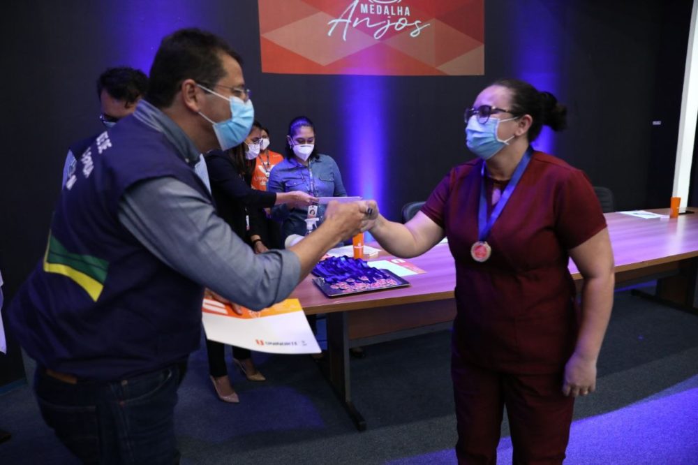 Profissionais de sa&uacute;de da SES-AM recebem homenagem com medalhas
