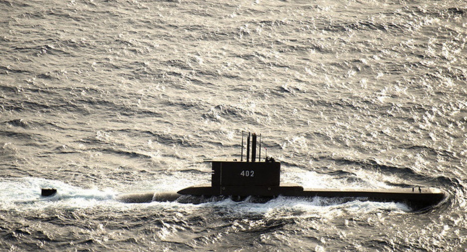 Busca por submarino indon&eacute;sio desaparecido mostra derramamento de &oacute;leo