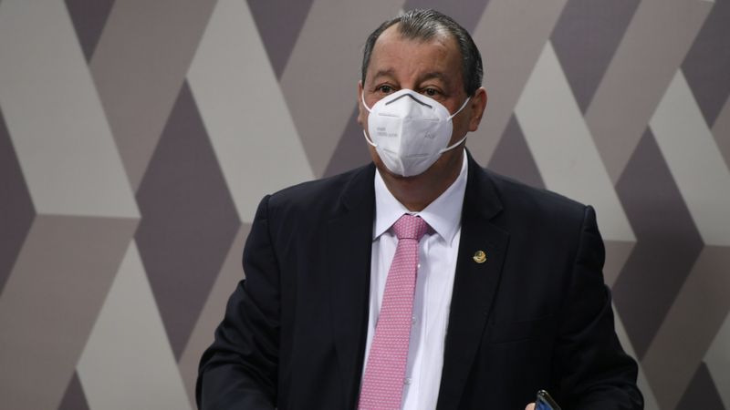 Omar diz que est&aacute; 'mal explicado por que n&atilde;o compramos 70 milh&otilde;es de doses da Pfizer'