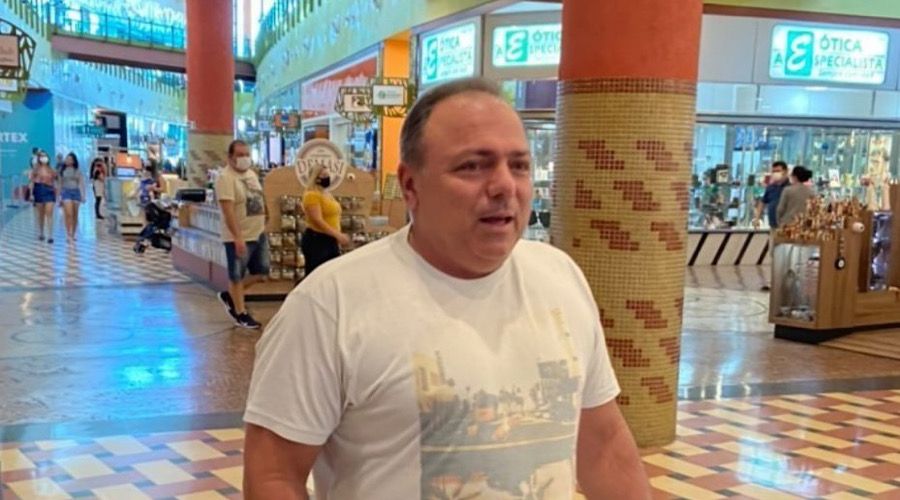 Ex-ministro da Sa&uacute;de &eacute; flagrado sem m&aacute;scara em shopping e ainda ironiza uso