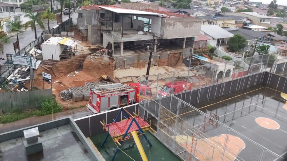 Pedreiros morrem após muro desabar em obra no São Jorge. Veja vídeo Pedreiros morrem após muro desabar em obra no São Jorge. Veja vídeo