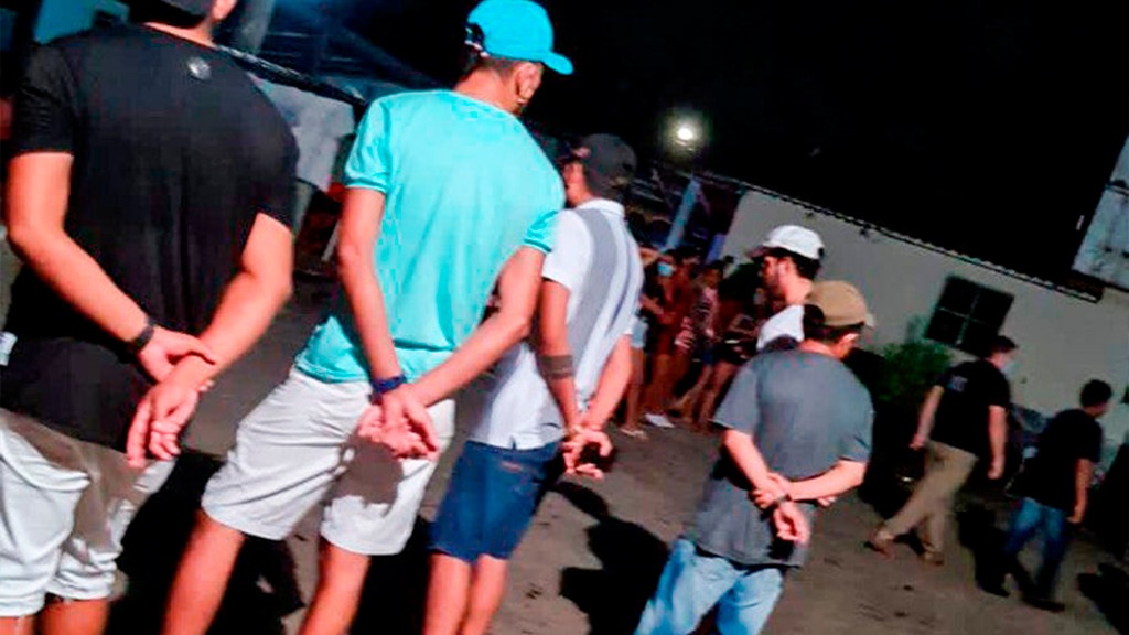 Detran-AM encerra festa clandestina no Tarumã após denúncia anônima Detran-AM encerra festa clandestina no Tarumã após denúncia anônima