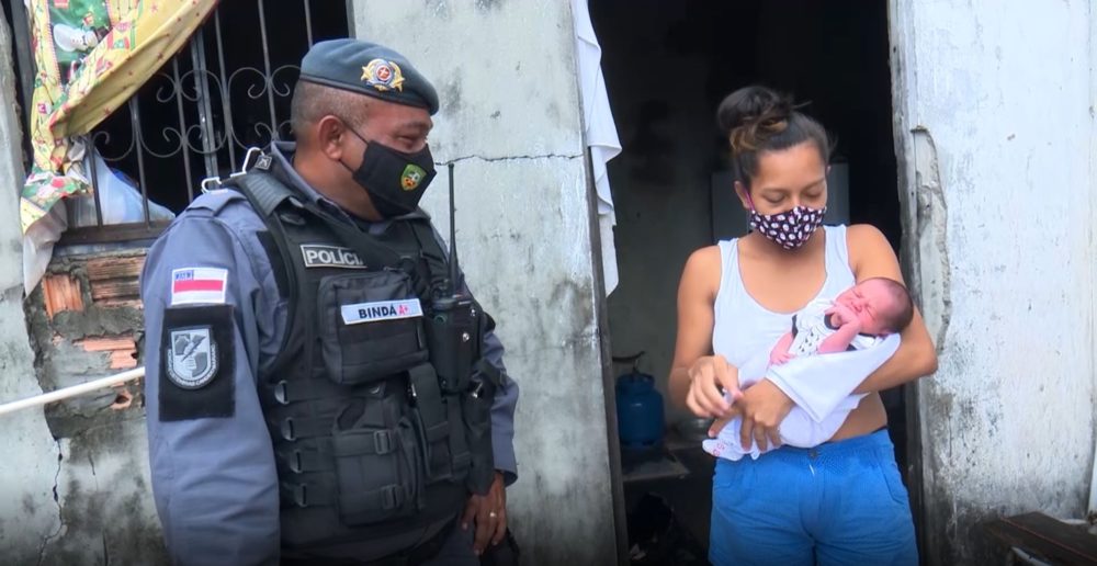 PMs ajudam mulher em trabalho de parto e bebê nasce dentro de viatura PMs ajudam mulher em trabalho de parto e bebê nasce dentro de viatura