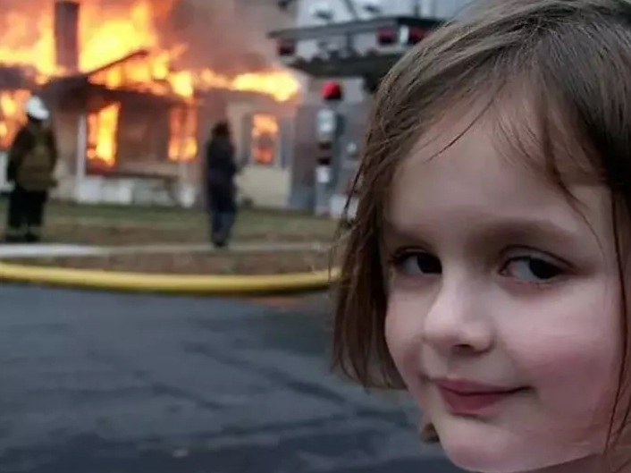 Meme da garotinha que parece ter colocado fogo em casa &eacute; vendido por R$ 2,5 milh&otilde;es