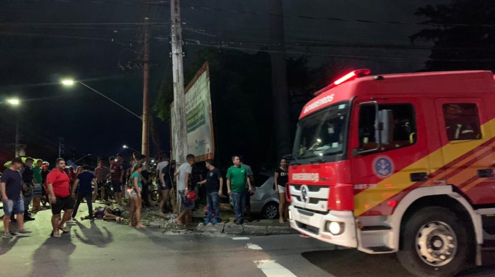Casal que fazia entregas morre ao ser atingido por veículo de passeio no Alvorada Casal que fazia entregas morre ao ser atingido por veículo de passeio no Alvorada
