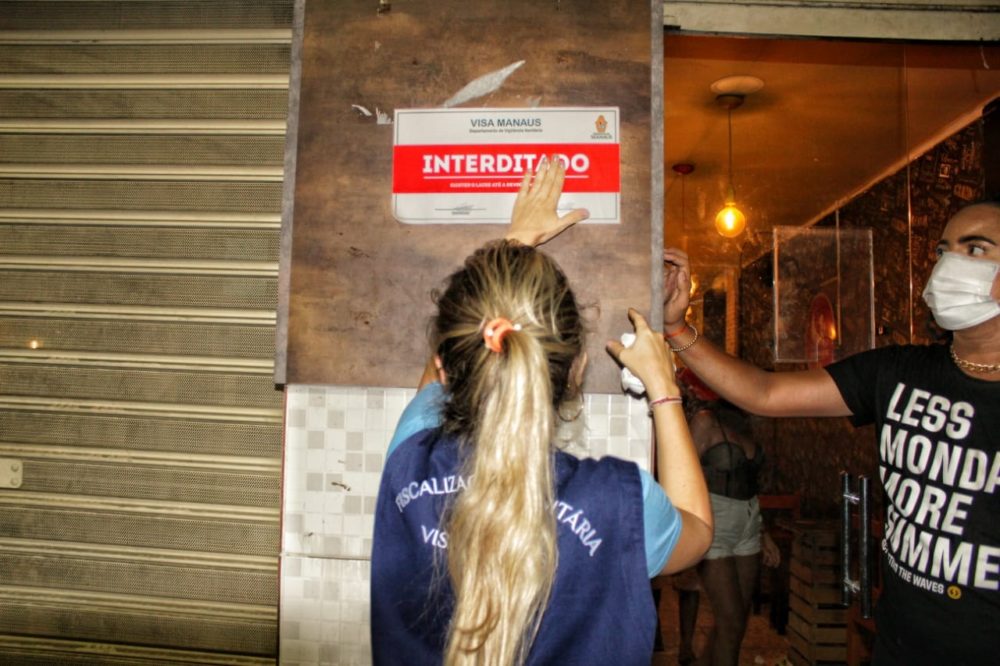 Bar 'Amor Eu Vou Dormir' é interditado com mais de 300 pessoas durante blitz da CIF Bar 'Amor Eu Vou Dormir' é interditado com mais de 300 pessoas durante blitz da CIF