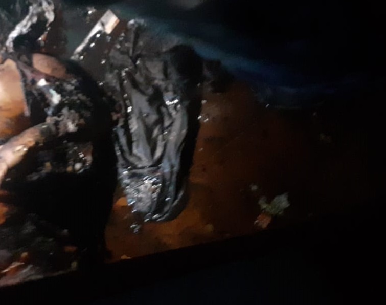 Mulher é morta com 11 facadas e depois queimada no Morro; marido é suspeito Mulher é morta com 11 facadas e depois queimada no Morro; marido é suspeito