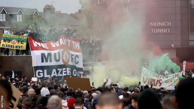 Jogo do Manchester United é adiado após torcedores entrarem no campo Jogo do Manchester United é adiado após torcedores entrarem no campo