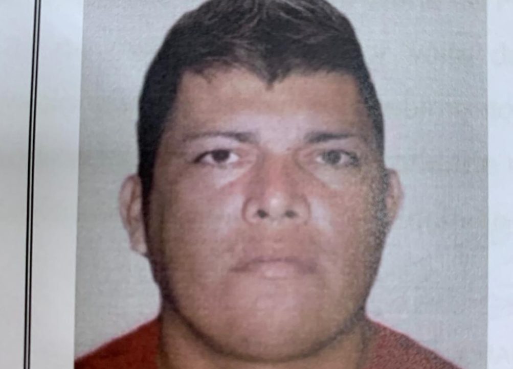 Polícia divulga foto de procurado por matar esposa com 11 facadas e depois incendiar Polícia divulga foto de procurado por matar esposa com 11 facadas e depois incendiar