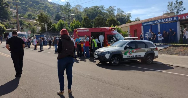 Jovem invade escola e mata três crianças e duas funcionárias em Santa Catarina Jovem invade escola e mata três crianças e duas funcionárias em Santa Catarina