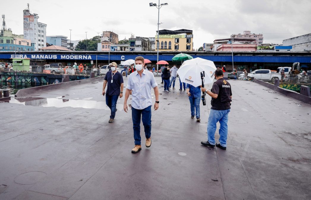 Vice-prefeito vistoria construção de pontes e de balsa que receberá feirantes na Manaus Moderna Vice-prefeito vistoria construção de pontes e de balsa que receberá feirantes na Manaus Moderna