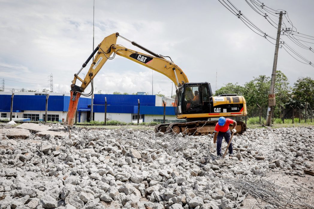 Prefeito e vice acompanham retomadas de obras viárias no Distrito Prefeito e vice acompanham retomadas de obras viárias no Distrito