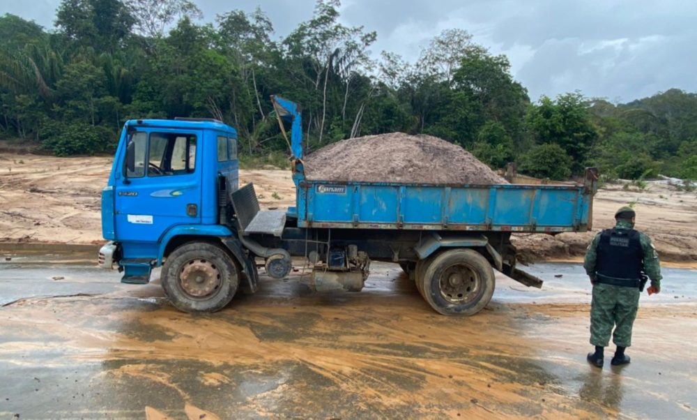 Batalhão Ambiental detém homem por extração irregular de areia na AM-070 Batalhão Ambiental detém homem por extração irregular de areia na AM-070