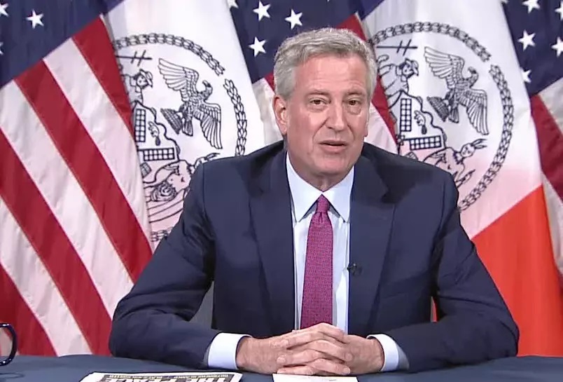 Prefeito diz querer vacinar turistas que visitarem Nova York e cita brasileiros