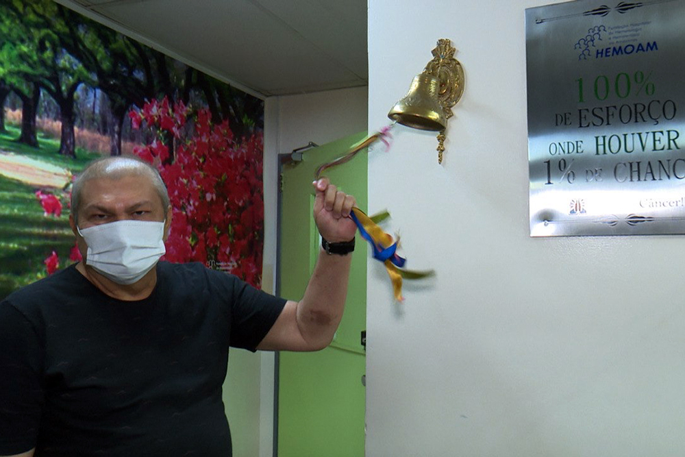 Jornalista recebe transplante de medula óssea do irmão e toca sino da cura no Hemoam Jornalista recebe transplante de medula óssea do irmão e toca sino da cura no Hemoam