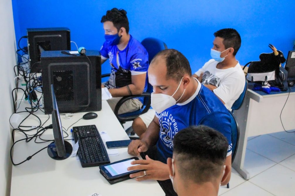 Mais de 300 trabalhadores do Caprichoso usam estação do bumbá para cadastro em auxílio estadual Mais de 300 trabalhadores do Caprichoso usam estação do bumbá para cadastro em auxílio estadual