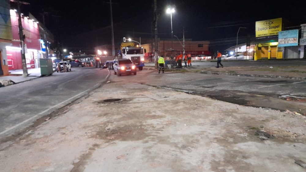 Prefeitura desocupa canteiro central no Jorge Teixeira em cumprimento a decis&atilde;o judicial