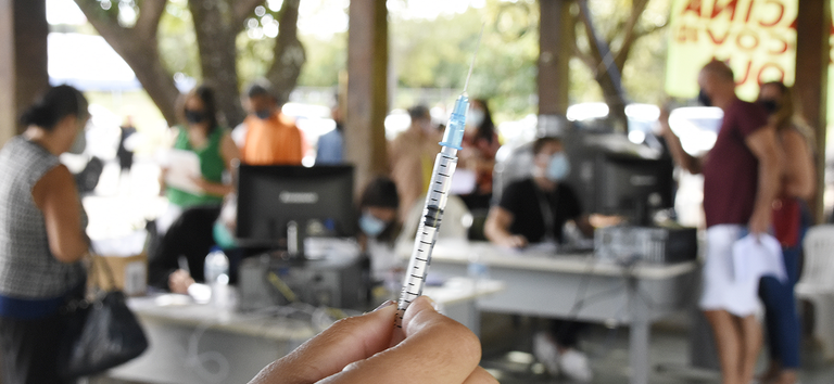 Lote com 5,7 milh&otilde;es de doses de vacinas come&ccedil;a a ser distribu&iacute;do