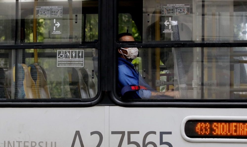 Pandemia no Brasil: Mortes continuam a cair e casos oscilam positivamente