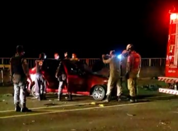 Colisão entre veículos na ponte Rio Negro deixa uma pessoa morta e outras duas feridas; veja vídeos Colisão entre veículos na ponte Rio Negro deixa uma pessoa morta e outras duas feridas; veja vídeos